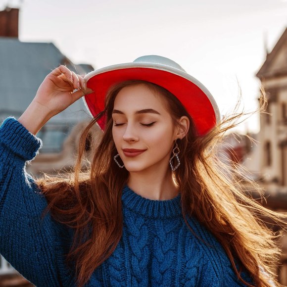 Women's White and Read Wide Brim Fedora Hat - Picture 2 of 4